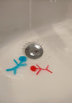 Kids science experiment using dry erase markers to create Dancing Stick in Water