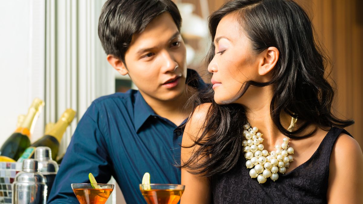 woman not looking directly at man while on a date