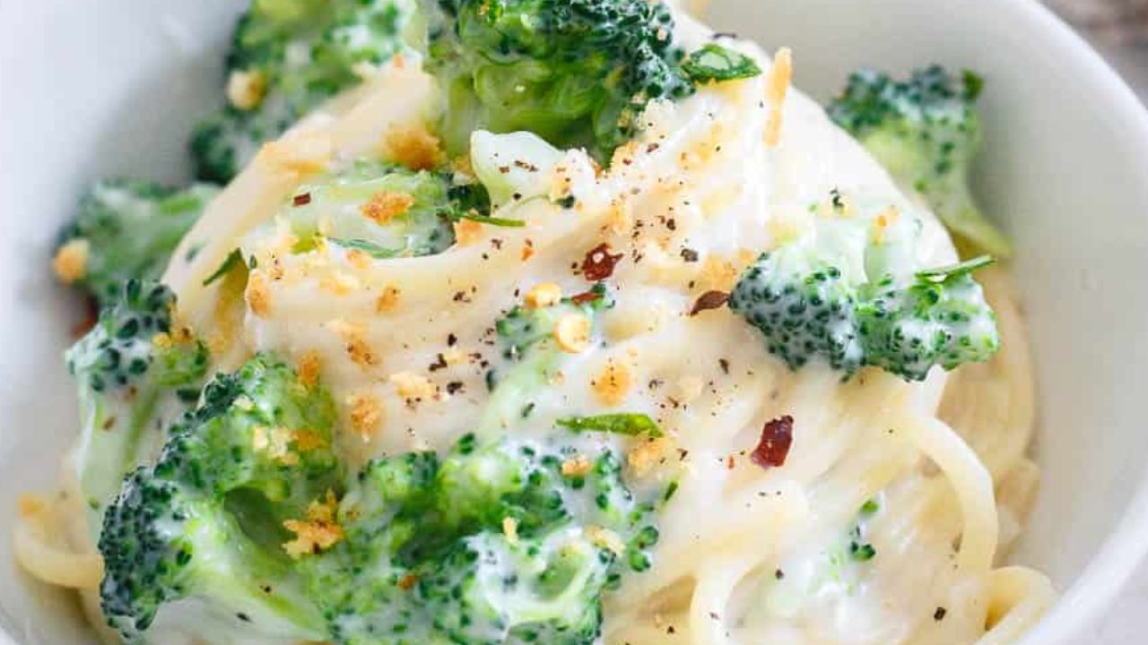 spagetti alfredo in a bowl